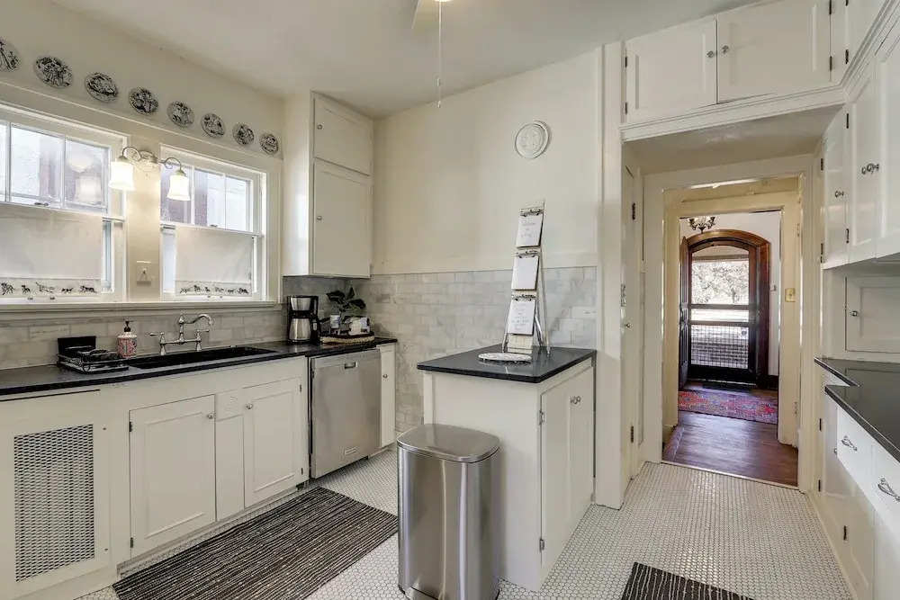 Historic Home Overlooking Central Riverside Park!