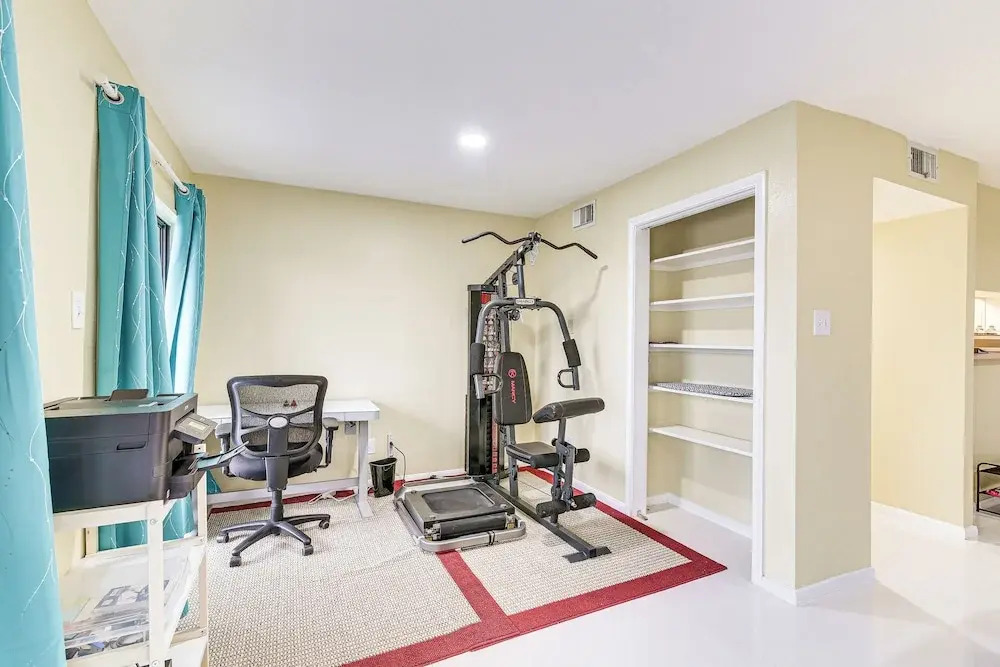 Houston Condo w/ Pool Access ~ 1 Mi to NRG Stadium