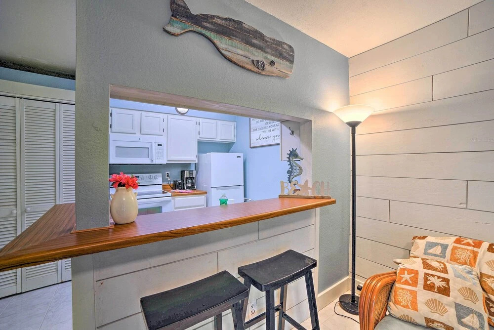 Coastal Studio w/ Amenities: Walk to Padre Beach!