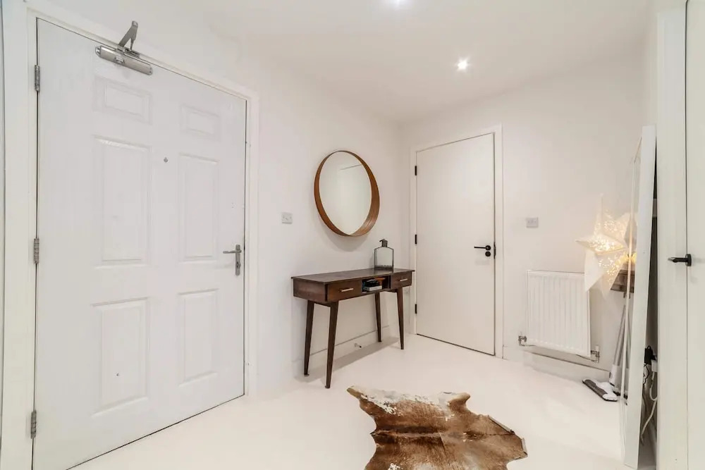Beautiful Modern Apartment Centrally Located