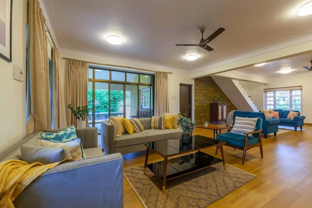 StayVistas V Square - Enjoy a pool and indoor games for a leisurely stay