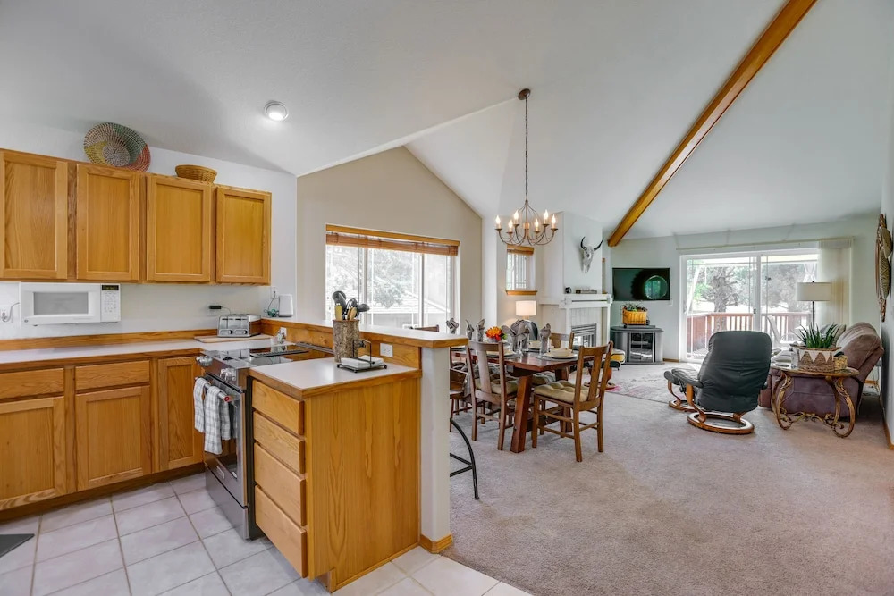 Idyllic Redmond Townhome w/ Furnished Deck!