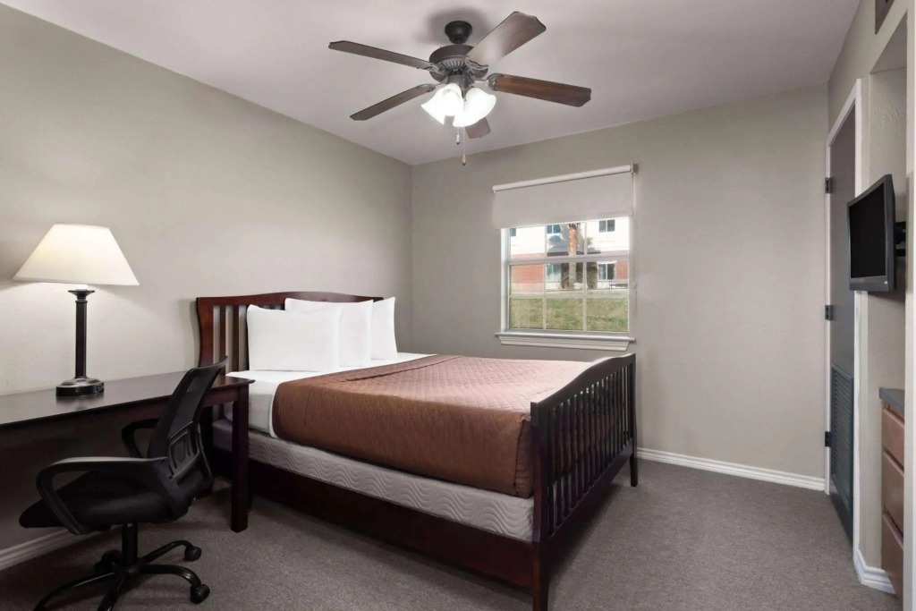Eagles Den Suites Kenedy a Travelodge by Wyndham