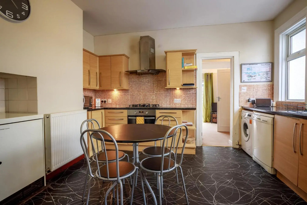 Amazing views across the Moray Firth, Private Suntrap Patio, 200m from the Beach, off street parking!