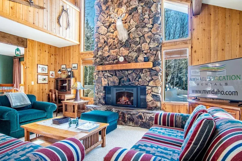 #104 Private Hot Tub, 2 car Garage, Abundant Parking, Elkhorn Amenities