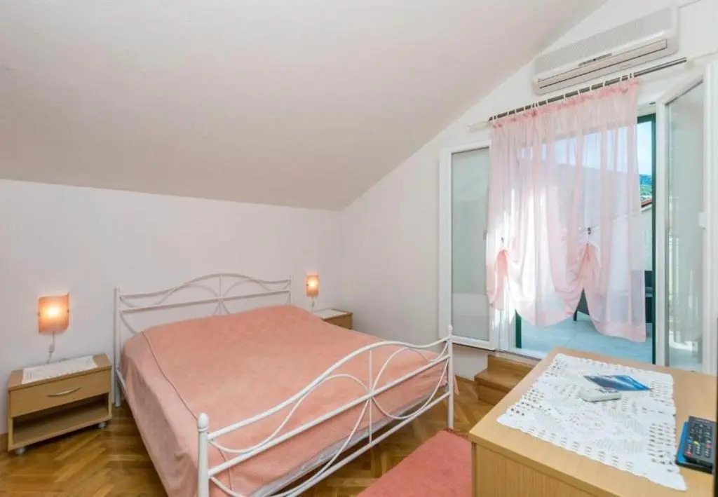 Apartments and rooms Mate1-near sea
