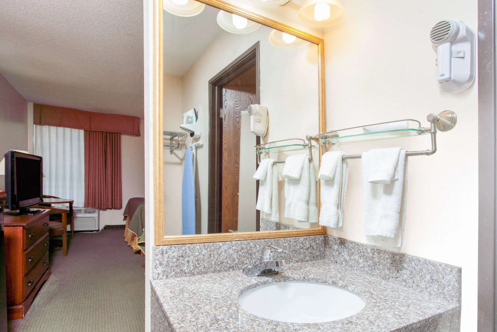 Days Inn & Suites by Wyndham Mt Pleasant