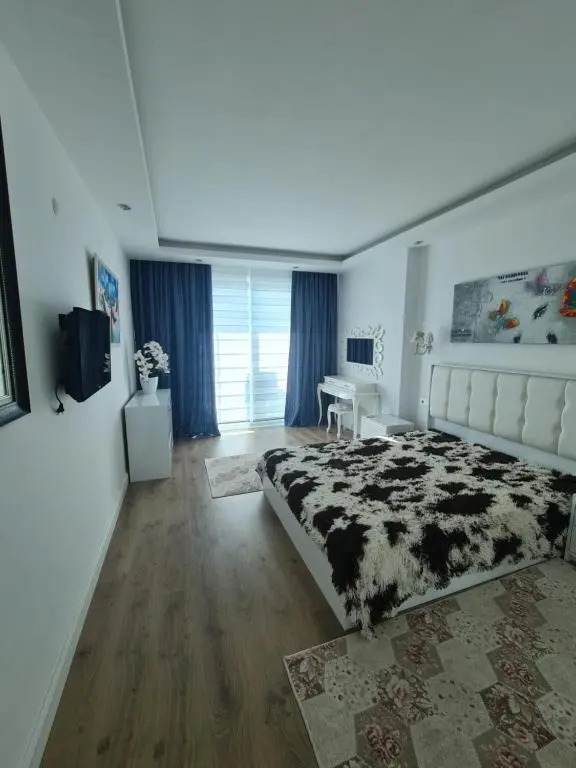 Sea view apartment, 5 mins to the beach