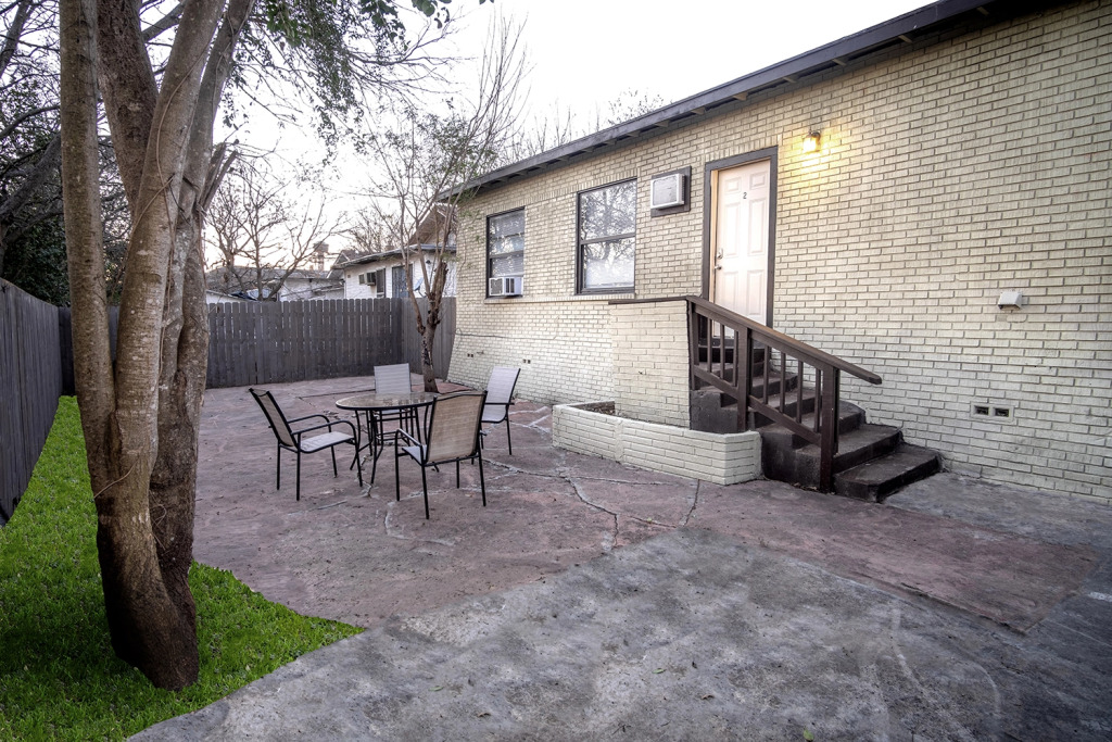 Cozy Downtown Guest House 2br/1ba Sleeps 8