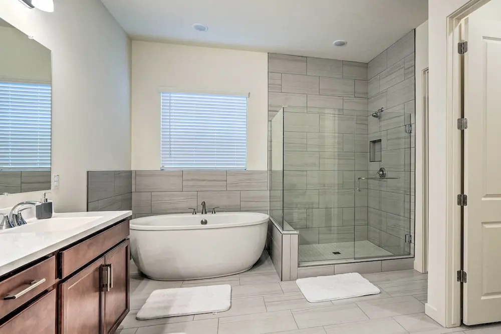 Modern Glendale Getaway ~ 3 Mi To Stadium!