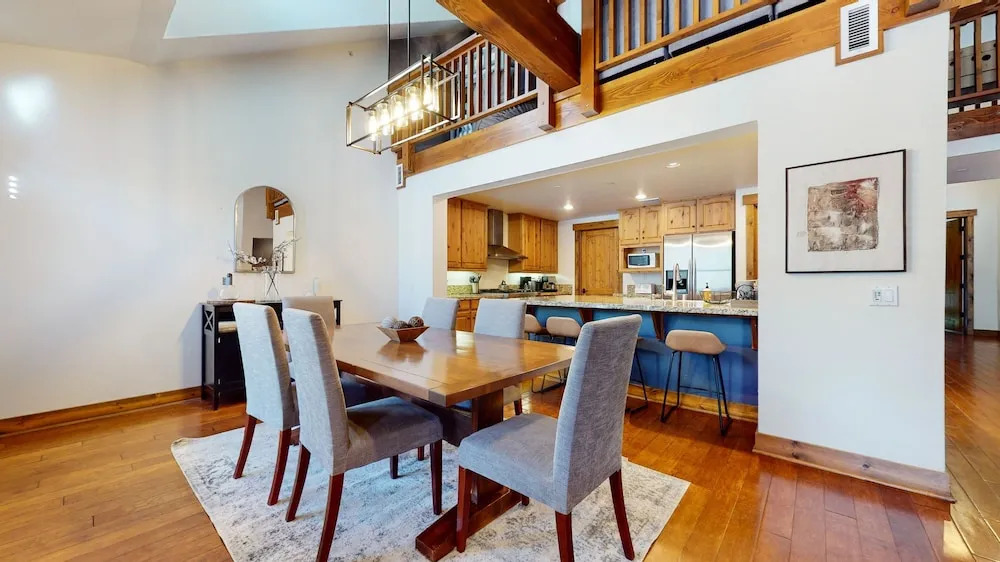 Snowcreek VI The Lodges 1130 Pet-Friendly, Beautiful and Spacious, Garage and Washer Dryer by RedAwning