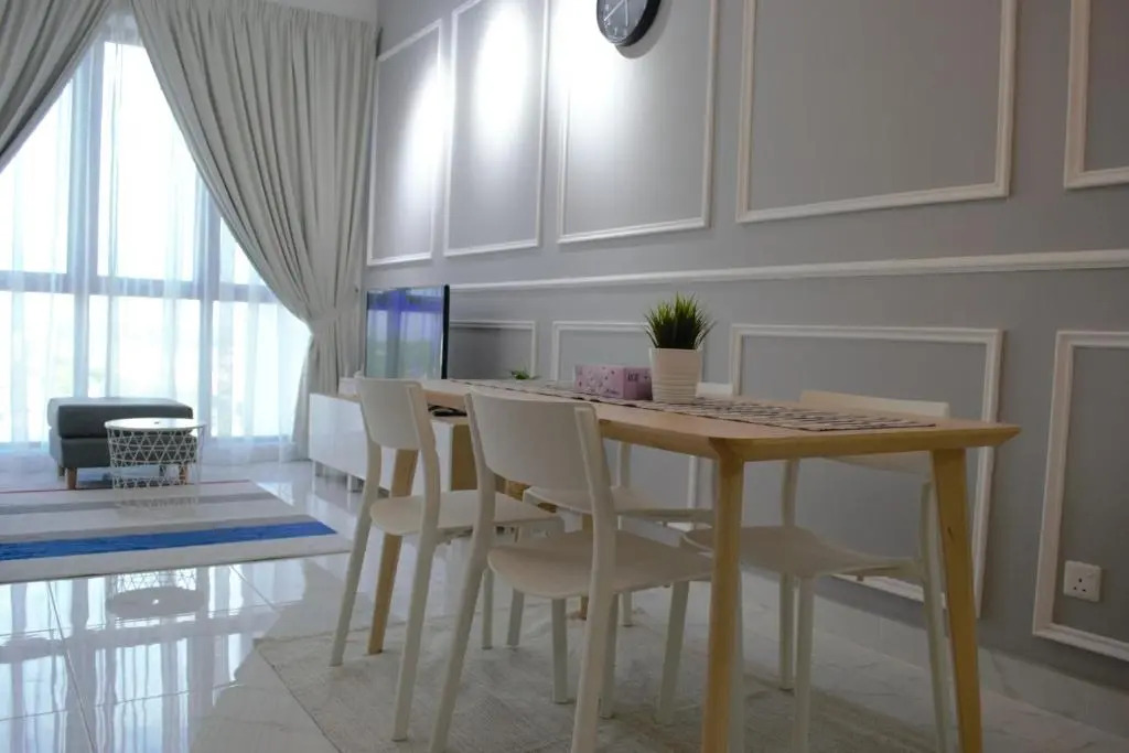 Zulanie Suite Troika Residence, SPACIOUS AND COZY WITH POOL, Free Wifi & Netflix in Golden Triangle of Kota Bharu
