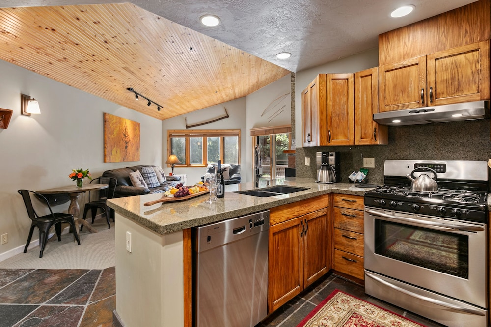 Bristlecone at Deer Valley Resort - Three Bedroom Condo with Hot Tub #201 3 Condo