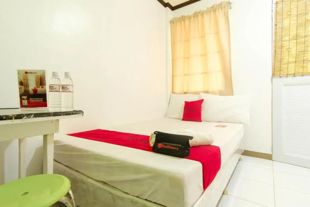 RedDoorz @ Prince JB Beach Resort Zambales - Vaccinated Staff