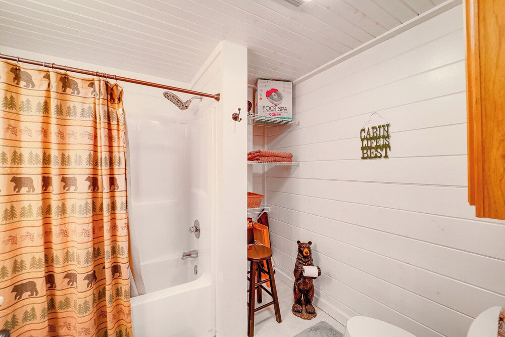 Cozy Family Cabin w/ Hot Tub - 10 Mi to App State!