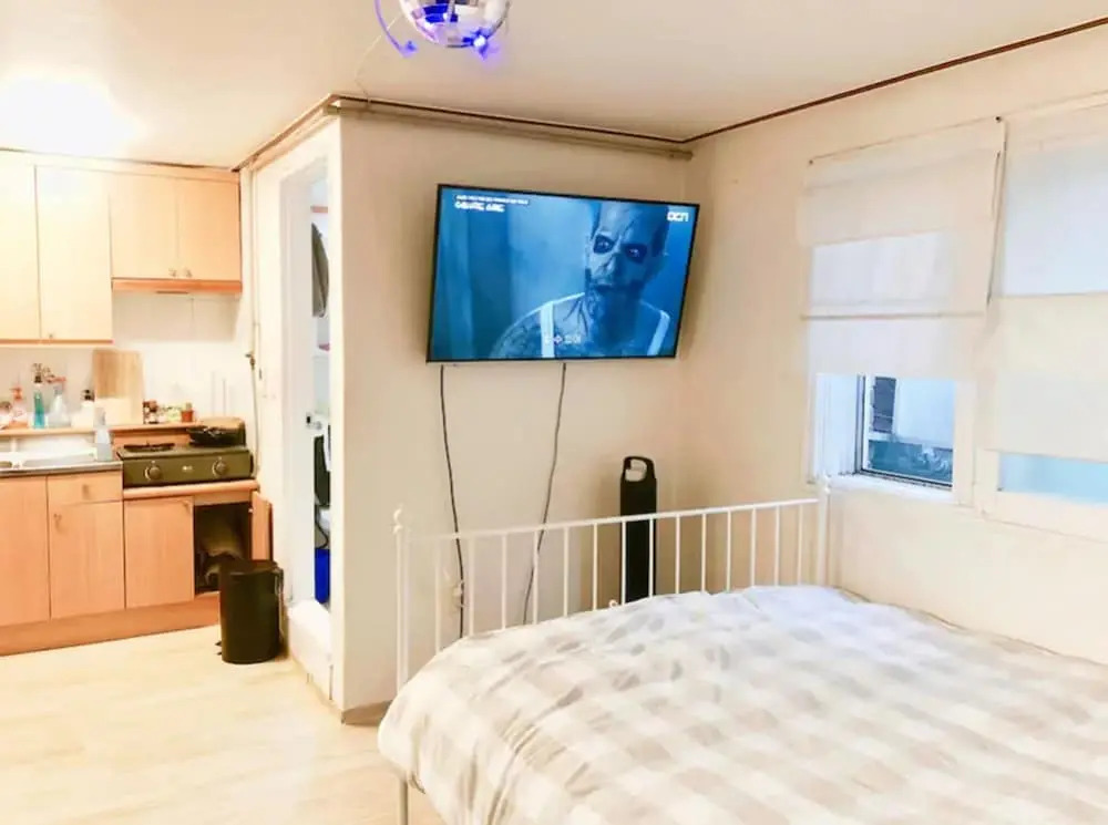 1sec from Hongdae SUB, Reliable room, wifi&Netflix