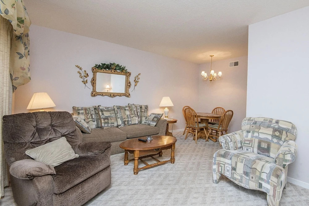 Colonial Crest Condo 104 by Heritage Cabin Rentals