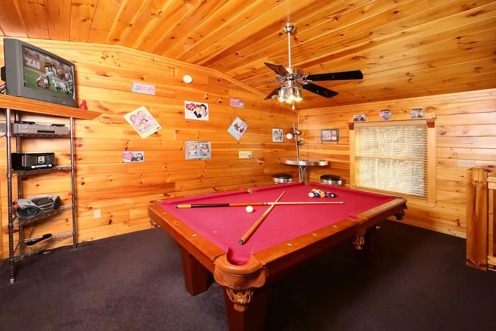 Hugs n Kisses 1 Br cabin by RedAwning