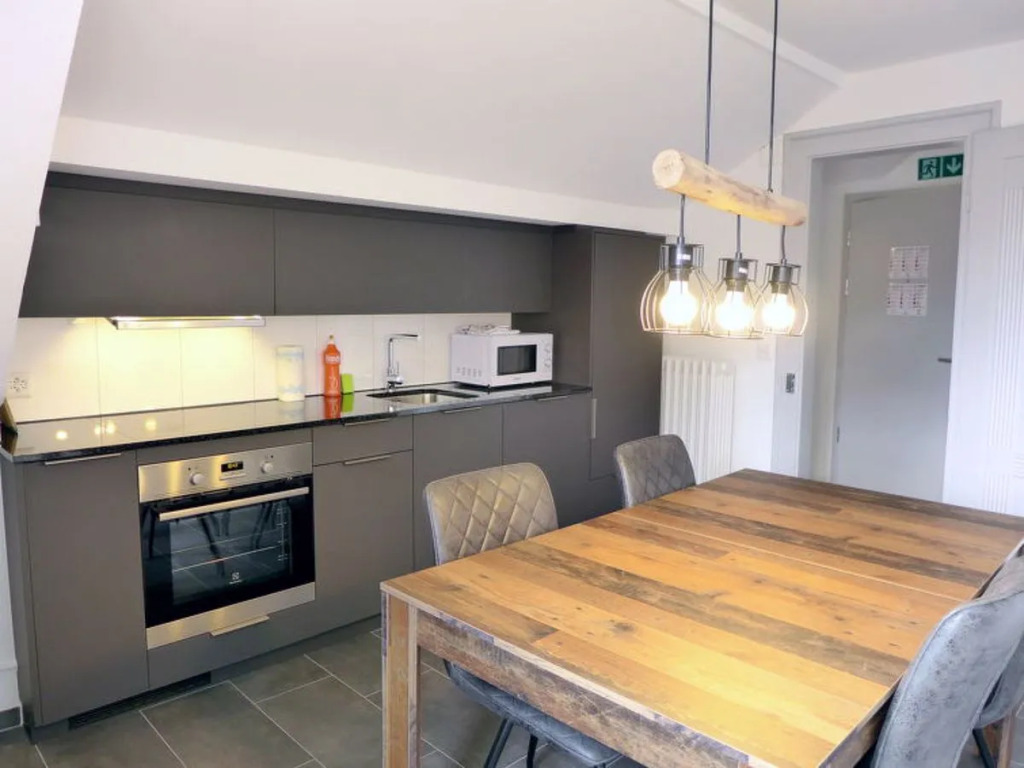 Henrys Apartment 300