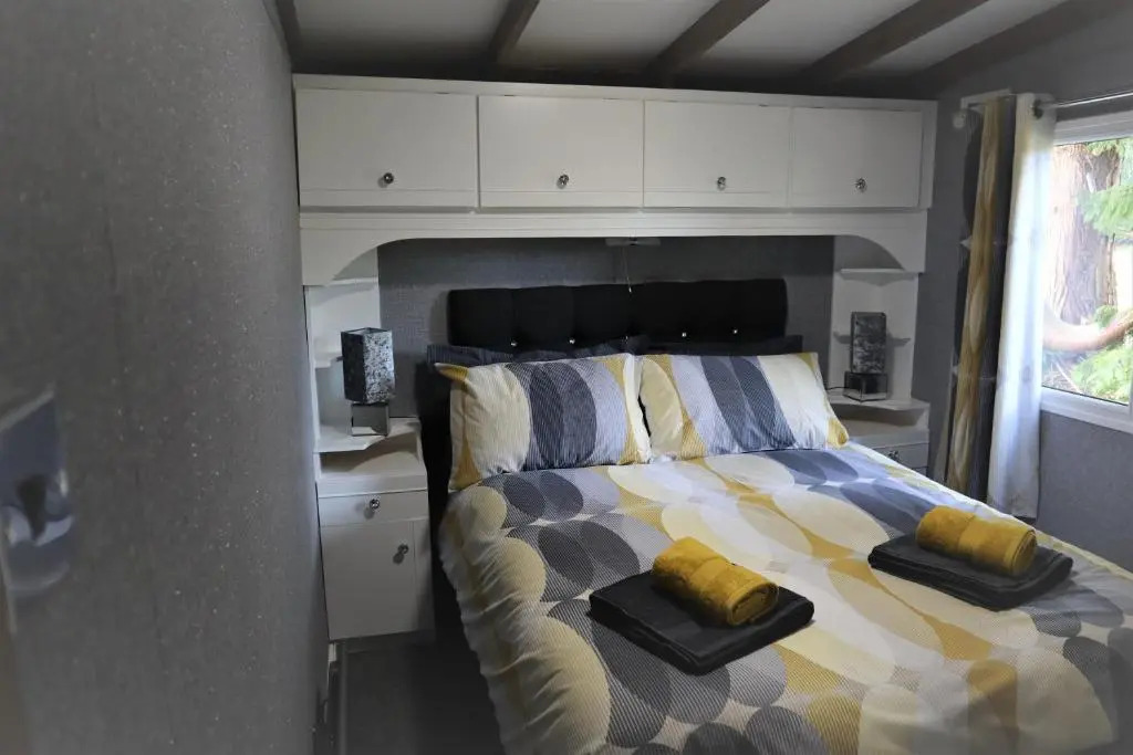 HEDDFAN, Luxury 3 bedroom timber lodge, Now with WiFi, Caer Beris Holiday Park, Builth Wells, SORRY NO TRADESMEN OR CONTRACTORS ALLOWED