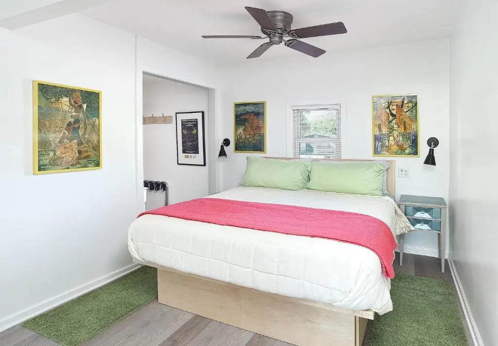 Folly Vacation 305 E Erie: Fantastic Location, Recently Renovated!