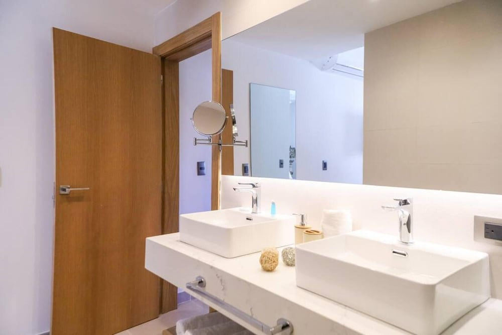 Spacious Modern Apartment With Private Picuzzi
