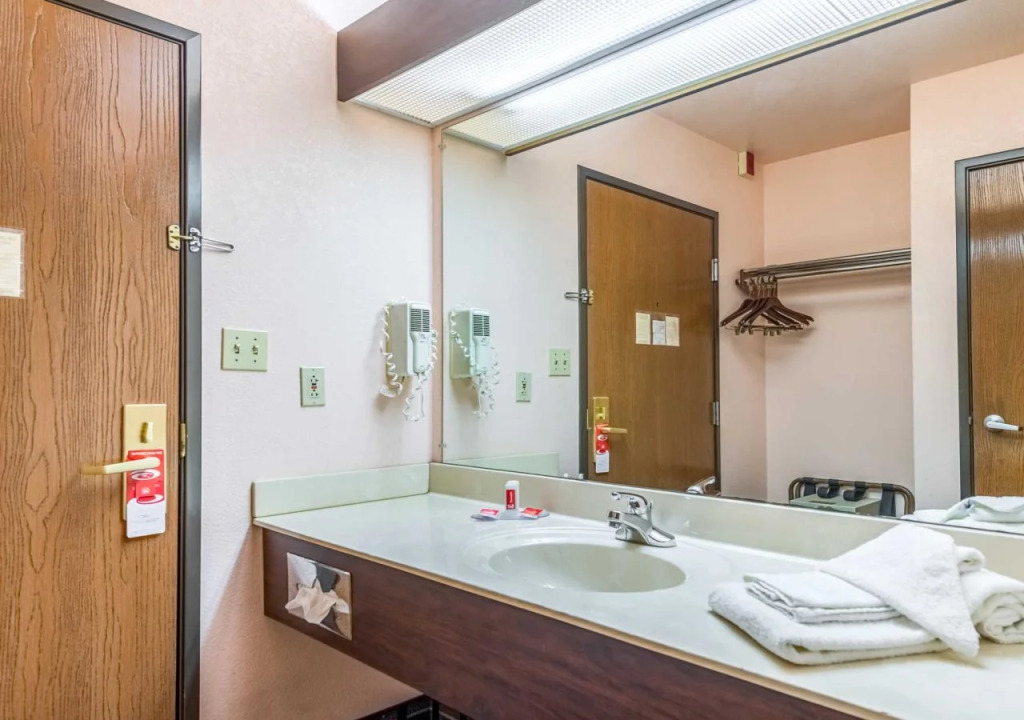 Econo Lodge Inn & Suites