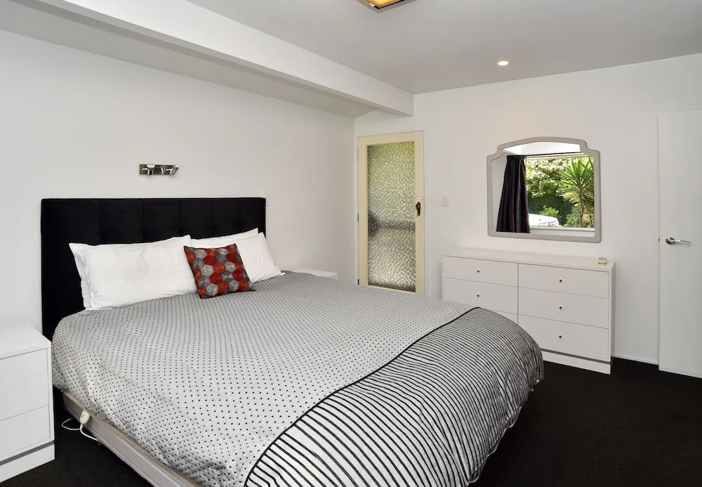 Relaxed 3BR Hideaway - Outdoor Living & Pets - Christchurch Holiday Homes