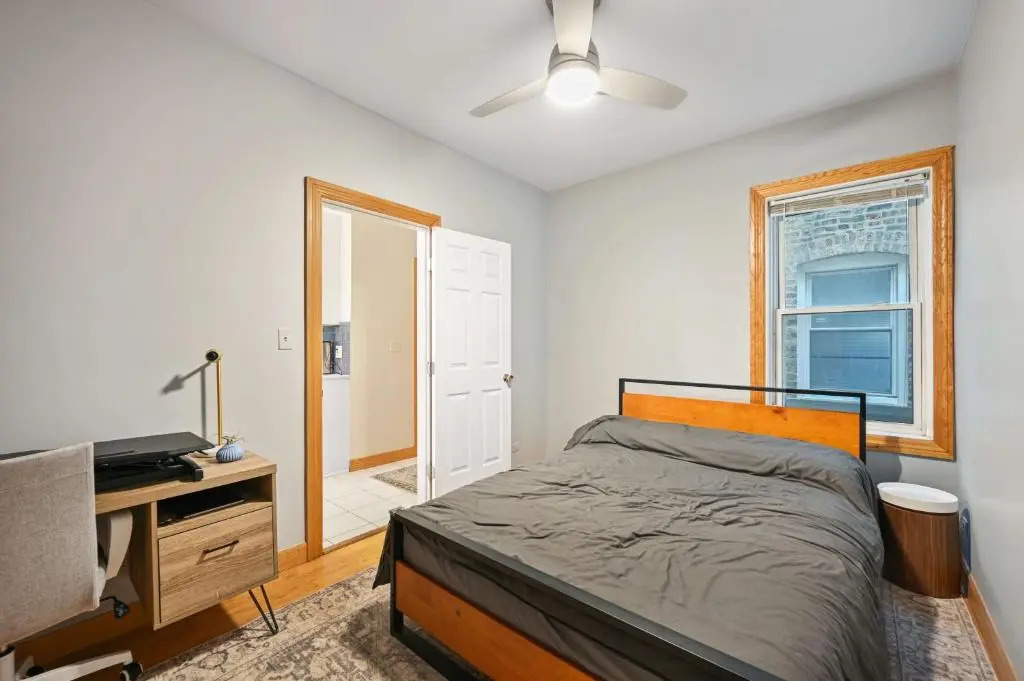 2 Bed Apt w/ Office, Free Parking, Near Wrigley