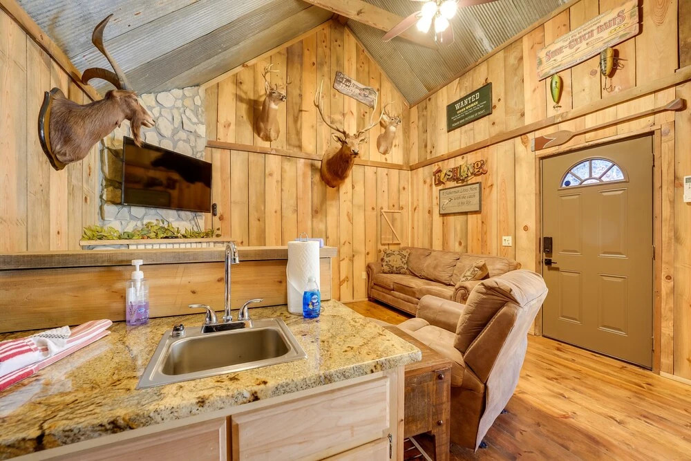 antlers Point Cabin w/ Patio & Grill in Branson