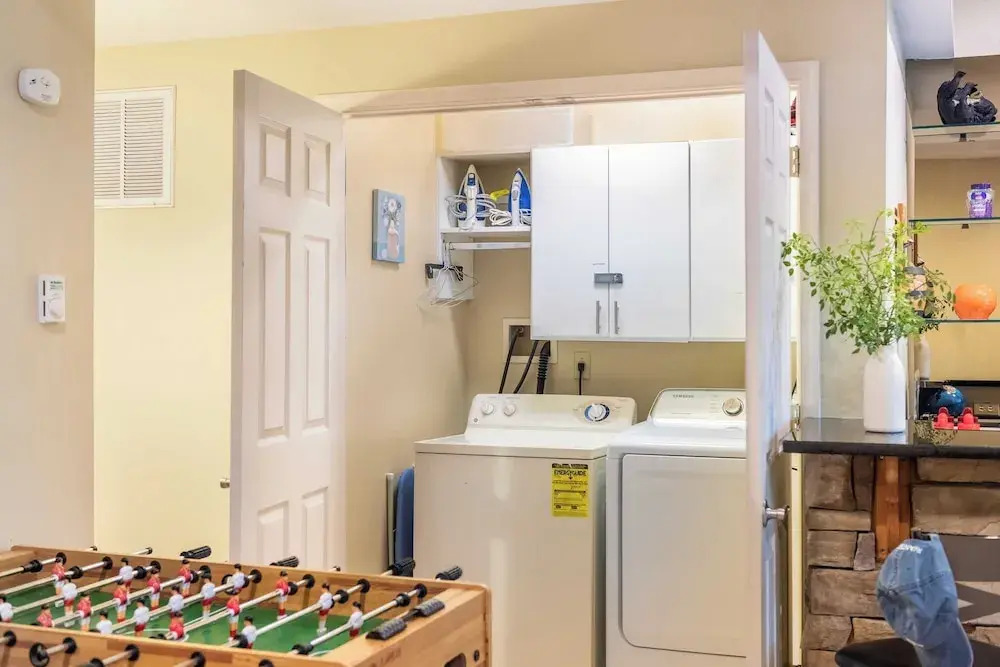 Highland Hideaway by Avantstay Group Poconos Retreat w/ Patio + Game Room + Lake/pool Passes Included