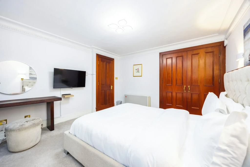 CARLTON COURT - MAYFAIR