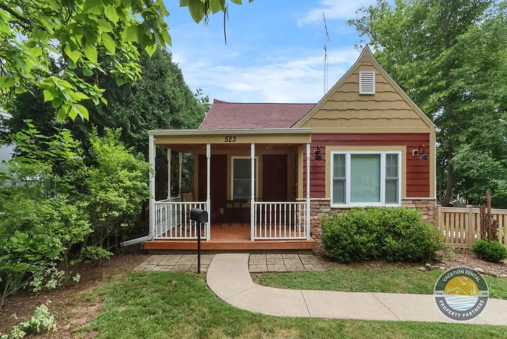 Charming, Pet-friendly Lake Retreat