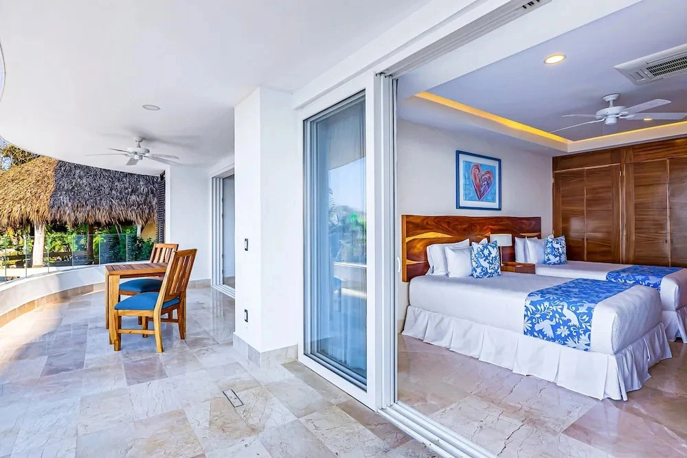 Luxe 2nd-floor Condo With Endless Ocean Views, Pool, spa & Balcony