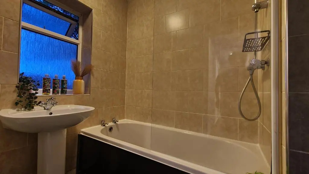 Byron House- Close to M60 and Supermarket