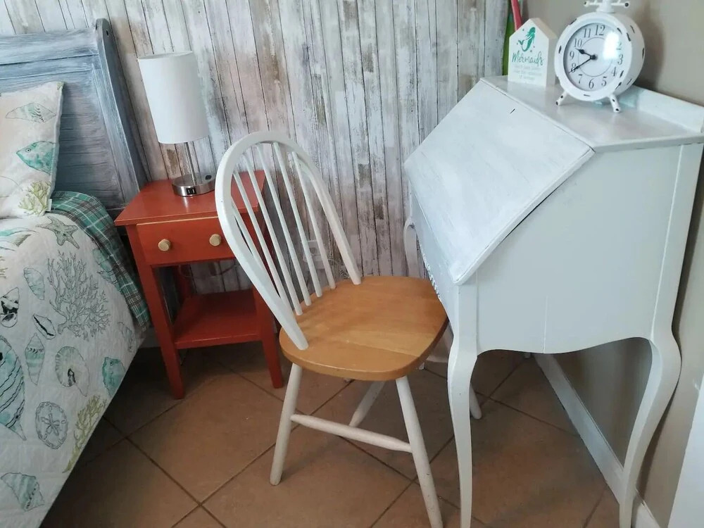 King Bed, Fenced Yard, Free Parking, Dog Friendly and Wifi - 1 BR Cottage by Redawning