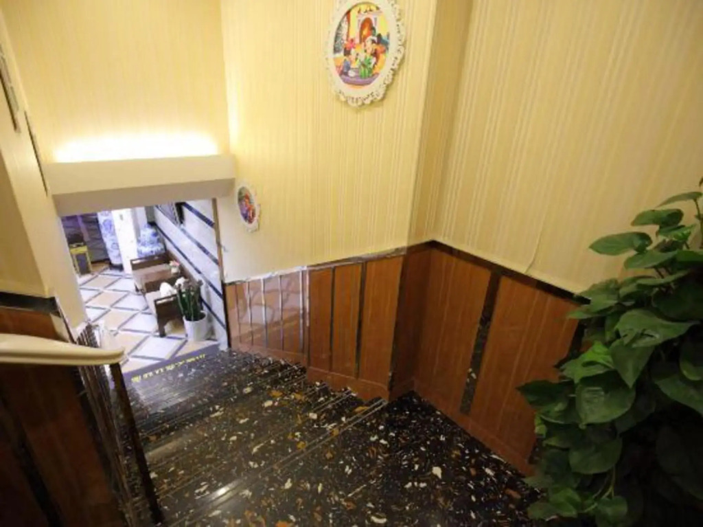 Bear house chain hotel (Shanghai Chuansha subway station store)