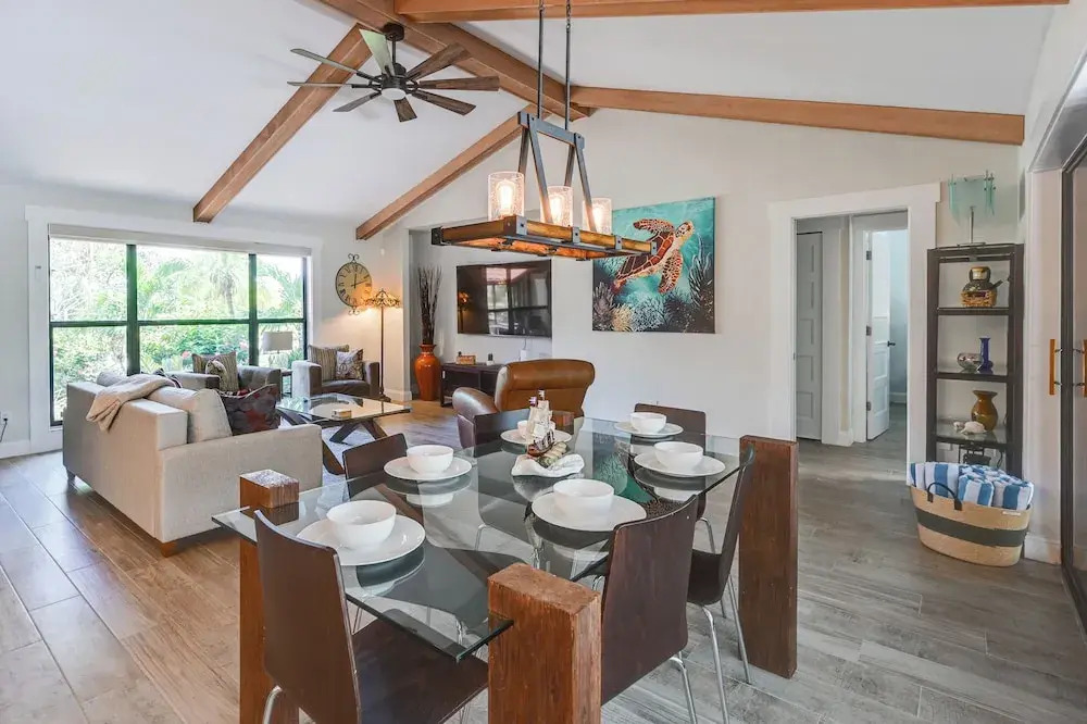 Saltwater Pool & Dock: Canal-front Cape Coral Home