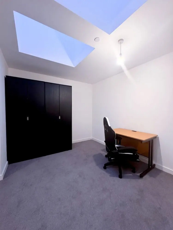 2 Bed Flat - Sleeps 4 - Parking - Wifi
