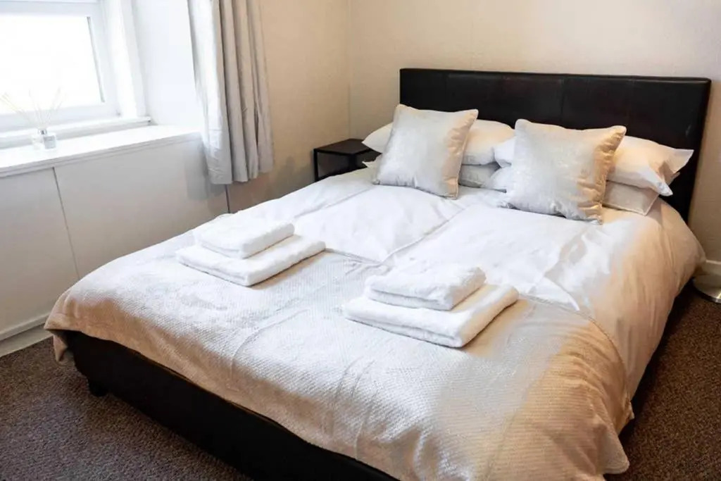 Bright, Spacious West-End Flat, Near University