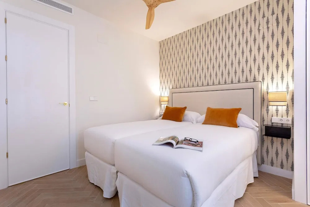 Bright Apartment in Seville Plaza Santa Cruz