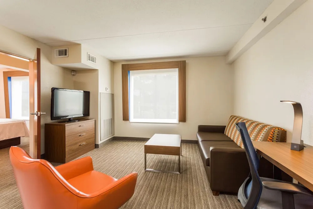 Holiday Inn Express and Suites - Petersburg - Fort Lee by IHG