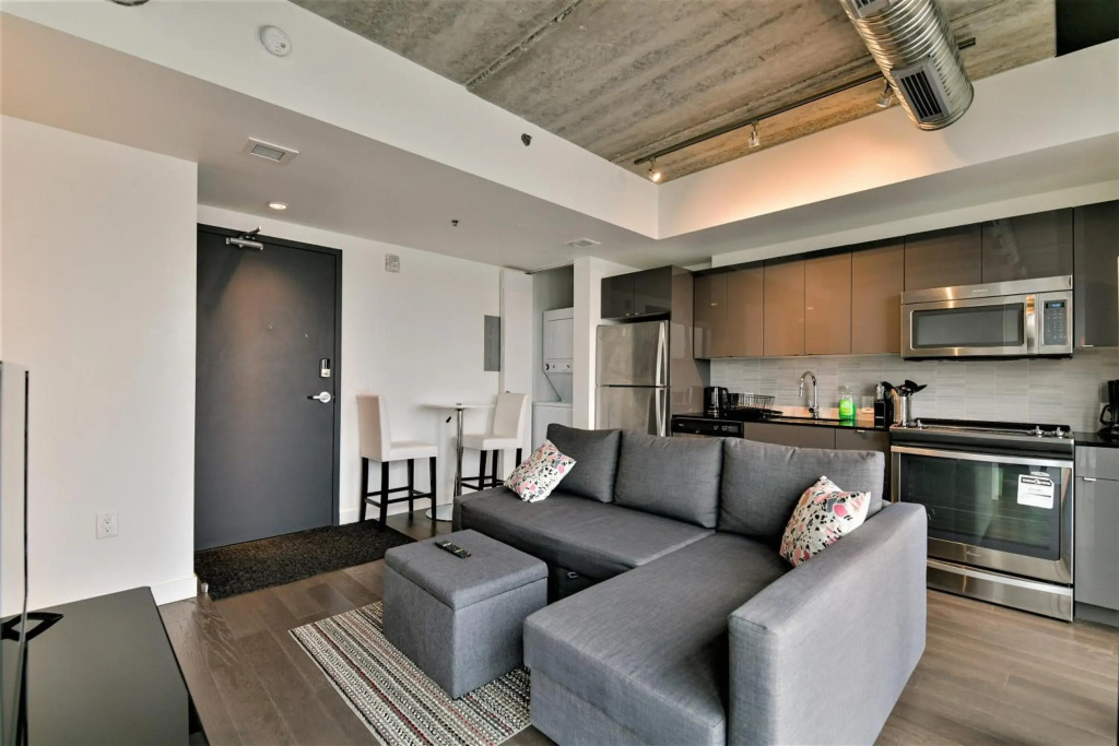 Cozy Skyline Entire Condo in Downtown, Across MTS