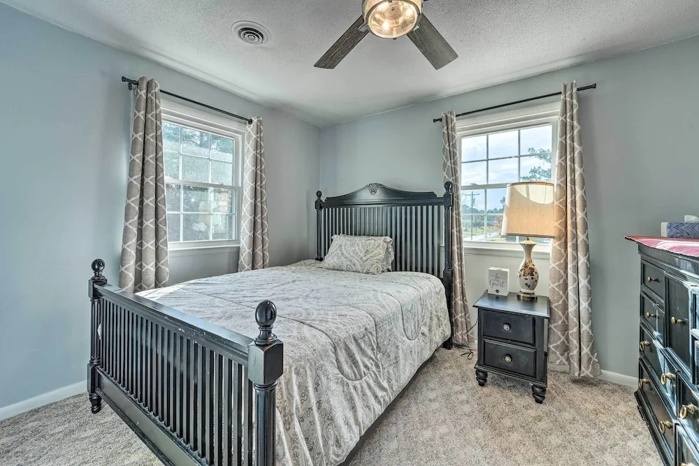 Jacksonville Getaway ~ 4 Mi to Downtown!
