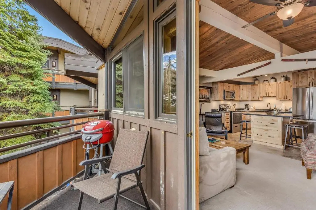 Laurelwood Condominiums Studio Premier Unit 309