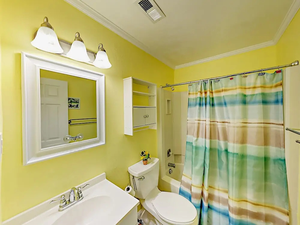 Oceanfront 2br W/ Private Balcony 2 Bedroom Condo
