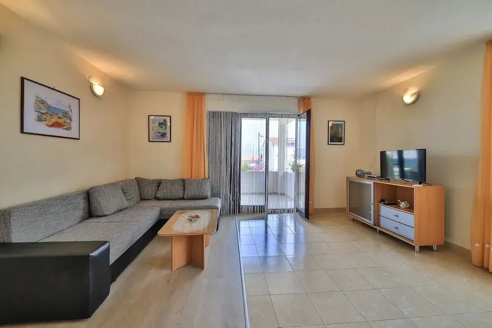 Cozy Beachfront Holiday Home Slatine