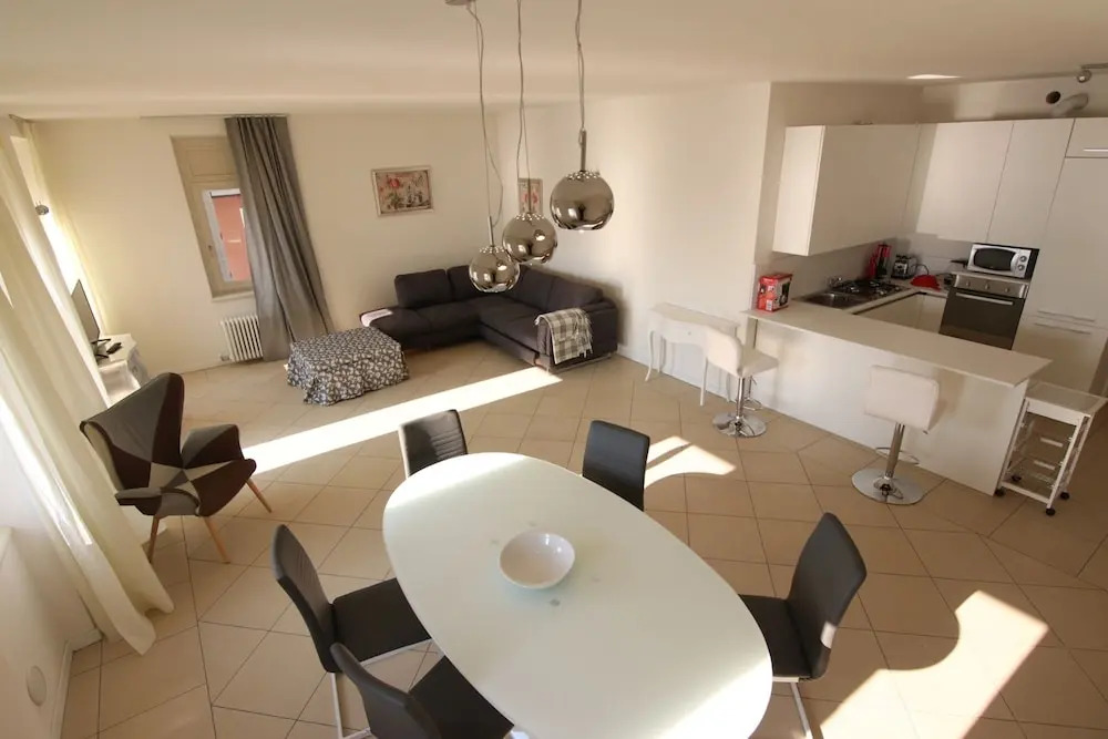The charmant apartment with lake view