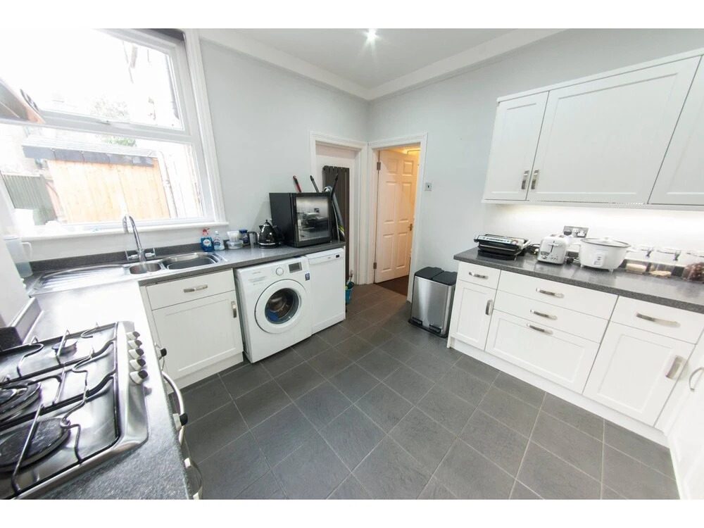 Bright & Spacious Garden Flat for 4 in London