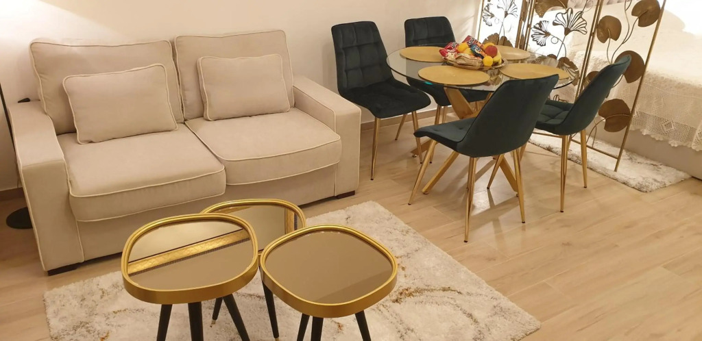 Golden Studio - private parking